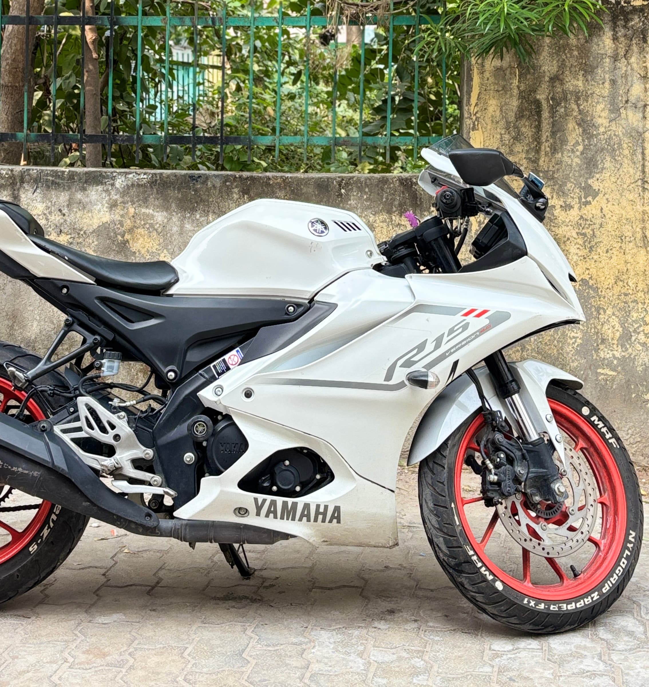 YAMAHA R15 V4 — photograph 1