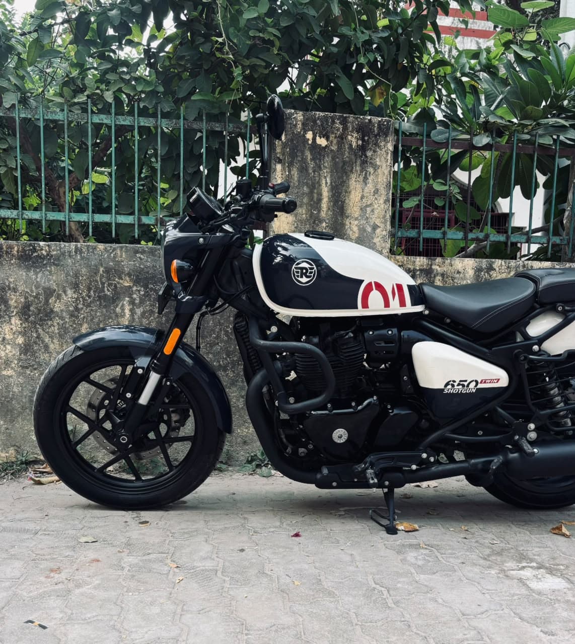 ROYAL ENFIELD SHOTGUN 650 — photograph 1