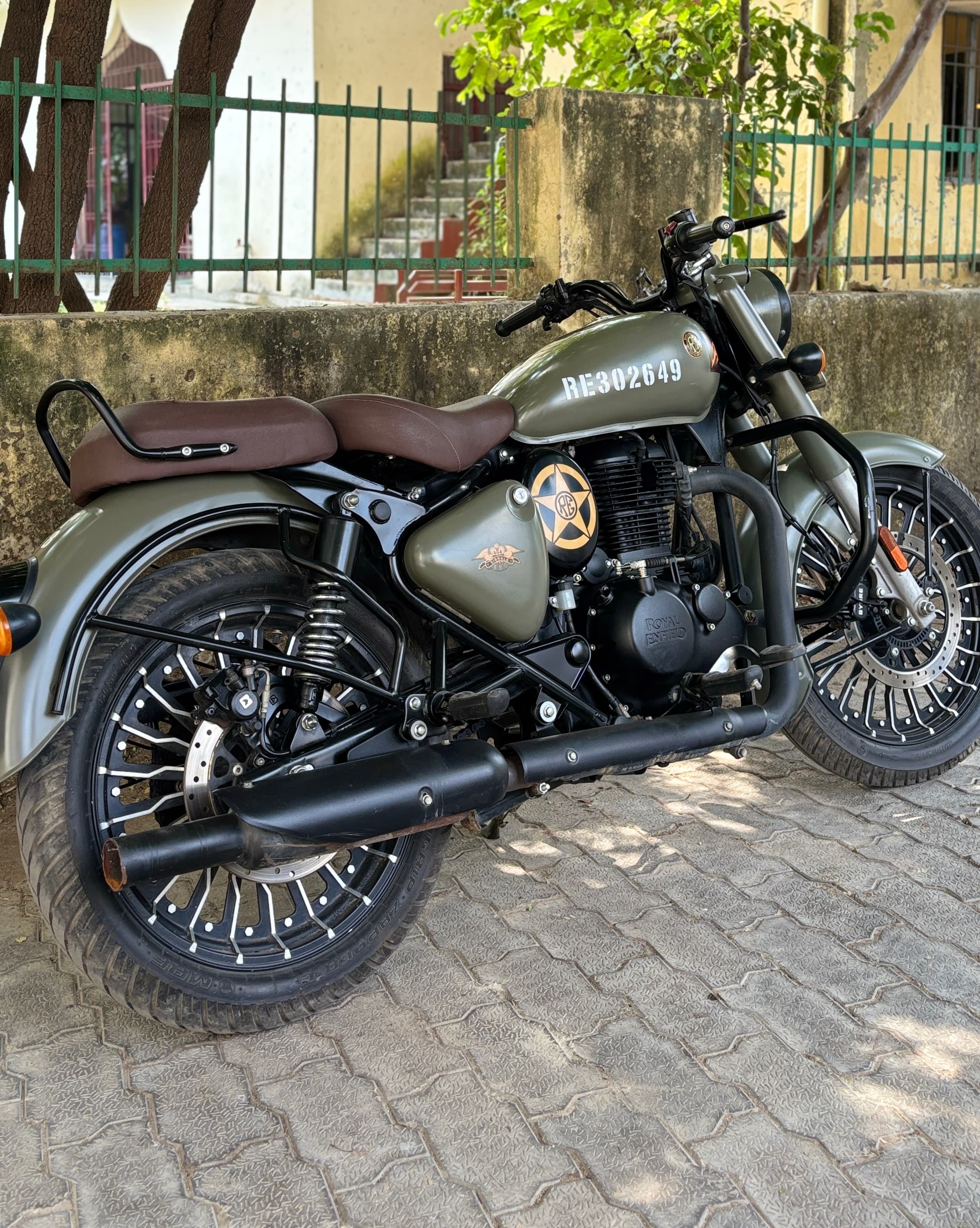 ROYAL ENFIELD CLASSIC 350 — photograph 1