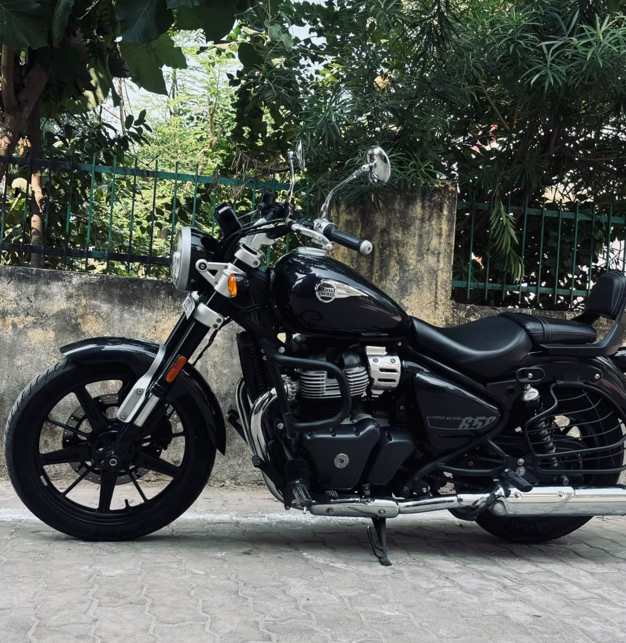 ROYAL ENFIELD SUPER METEOR 650 — photograph 1